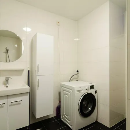 Modern Close To The City Center דירה *