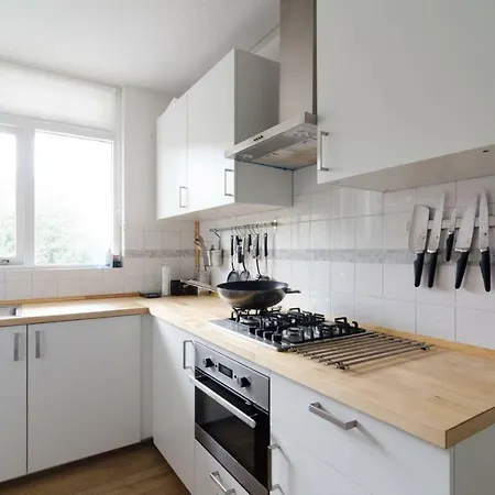 Modern Close To The City Center דירה *